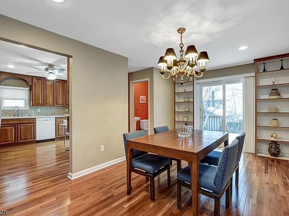 5th image of 28 Rosedale Ave