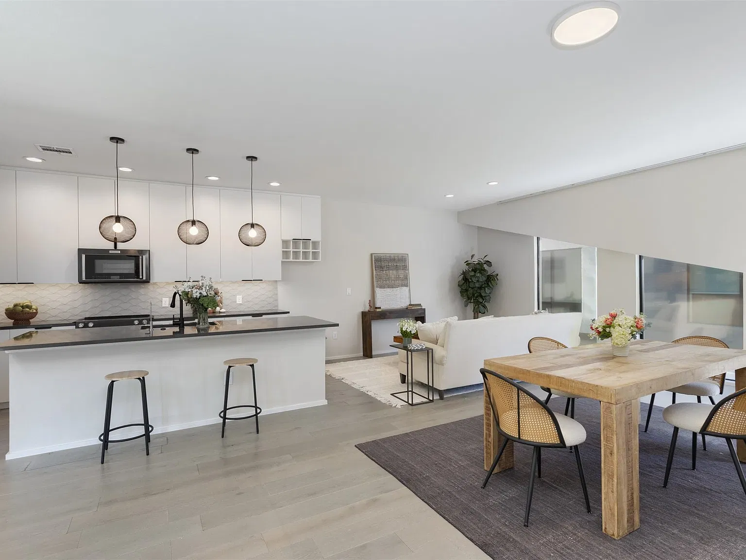 3 bed, 3.0 bath, 2351 sqft, $3,400 — Photo 1