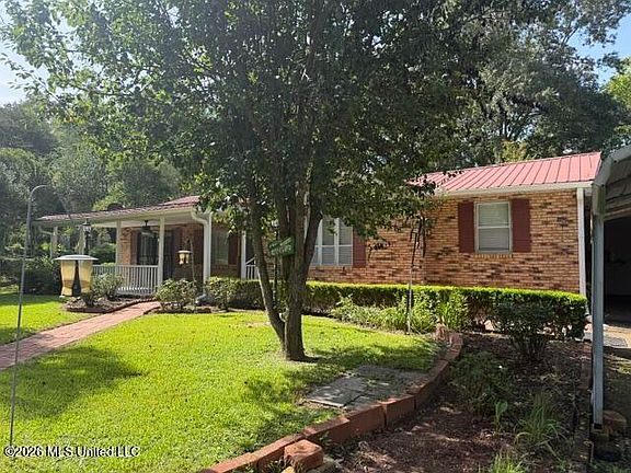 2nd image of 819 Meadow Ln