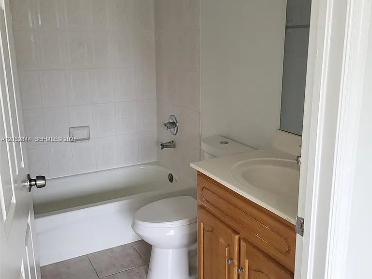 31 NE 13th Ave #5 — Photo 8