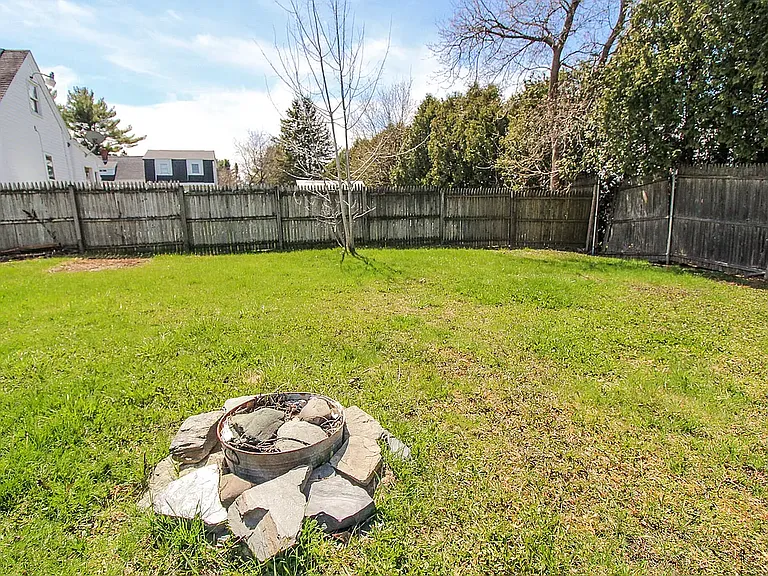 35 Mildred Ave — Photo 15