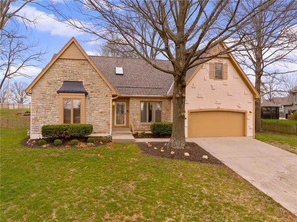 5826 Oakview St, Shawnee, KS 66216