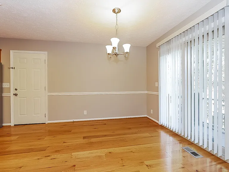 225 Richmond Dr — Photo 5