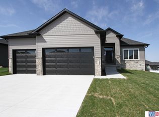 911 N 105th St, Lincoln, NE 68527
