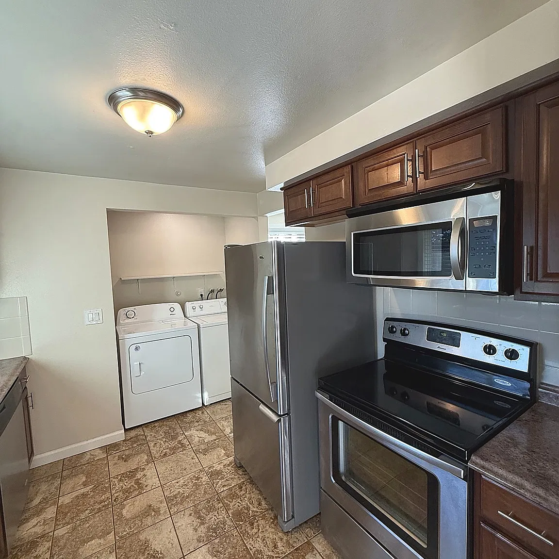2415 Markle Ave — Photo 3