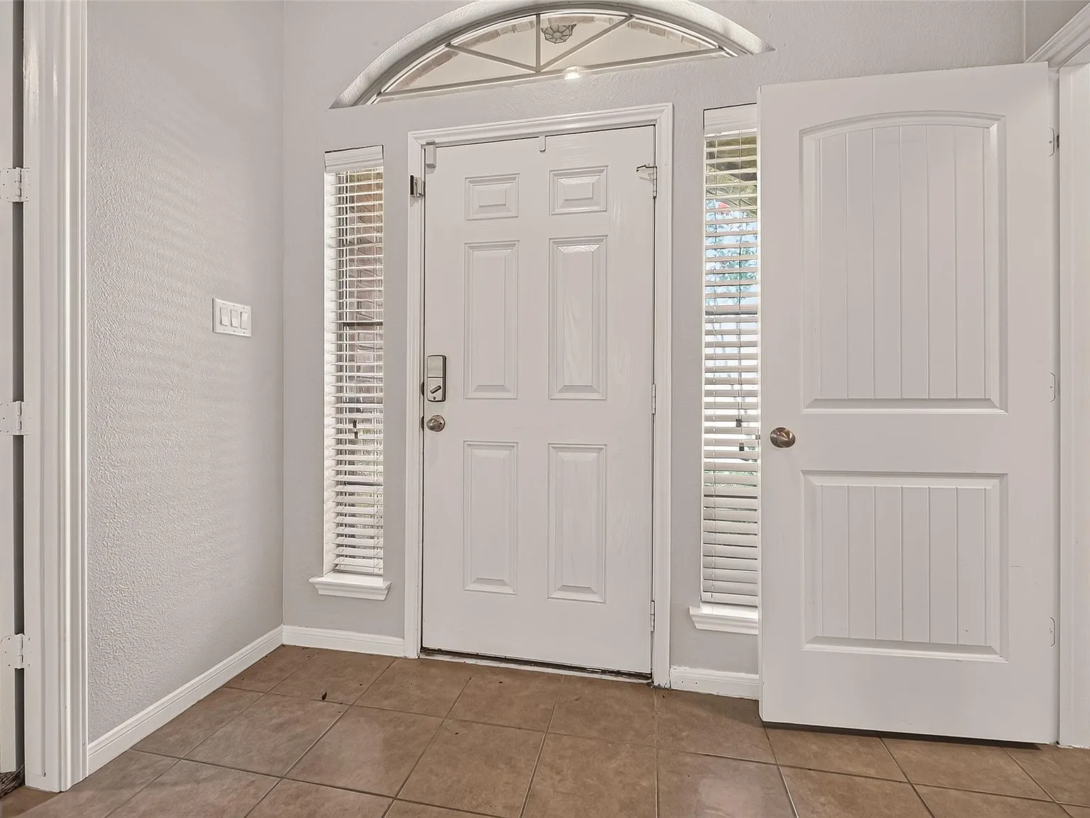 3 bed, 2.0 bath, 1898 sqft, $2,300 — Photo 3