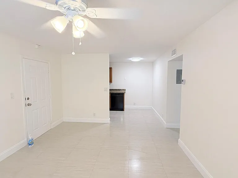 607 NE 29th Dr #17 — Photo 4