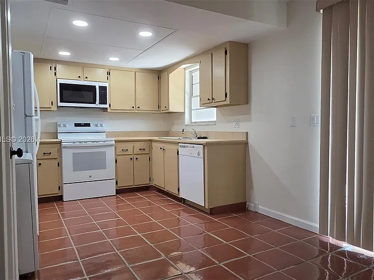 180 Cypress Way E #E230 — Photo 11