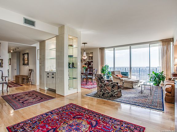 4th image of 700 E Hildebrand Ave #902