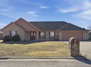 906 Kentucky Derby Dr, Sallisaw, OK 74955
