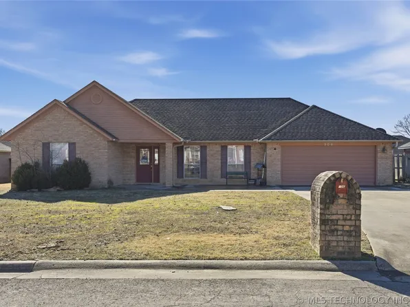 906 Kentucky Derby Dr, Sallisaw, OK 74955