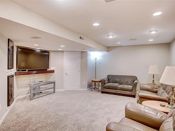4th image of 10 Keswick Dr