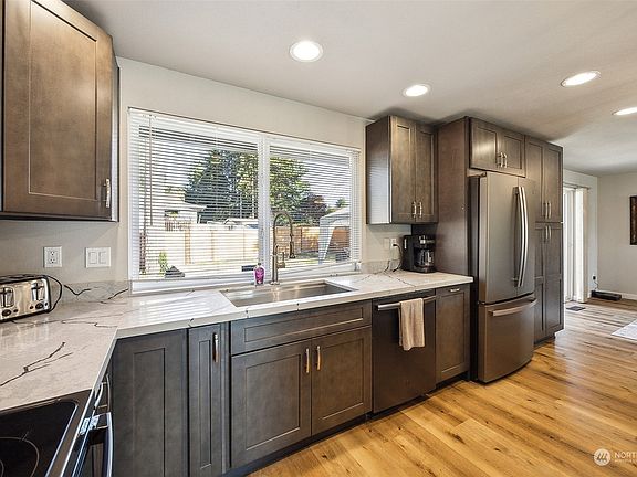 5th image of 7909 89th Avenue SW