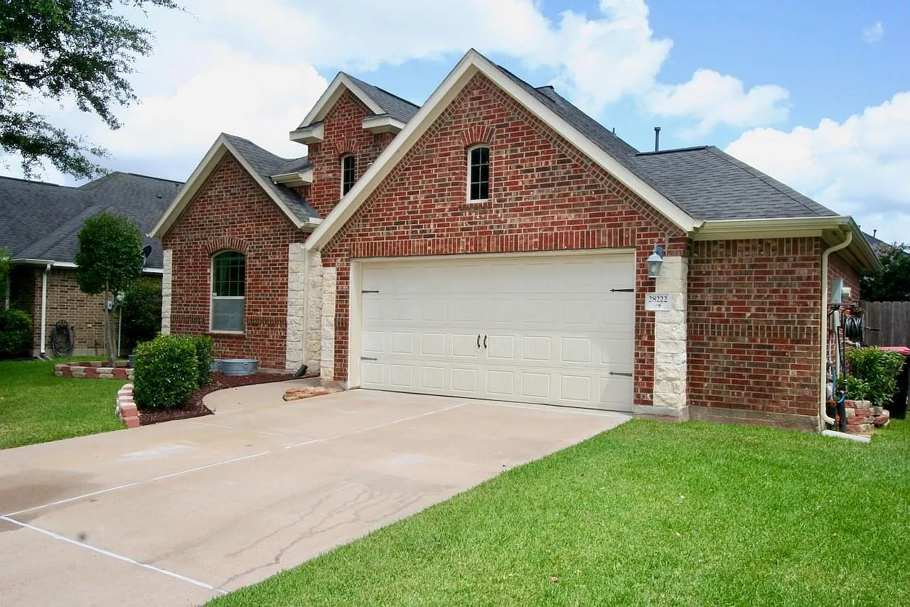 3 bed, 2.0 bath, 2159 sqft, $2,500 — Photo 1