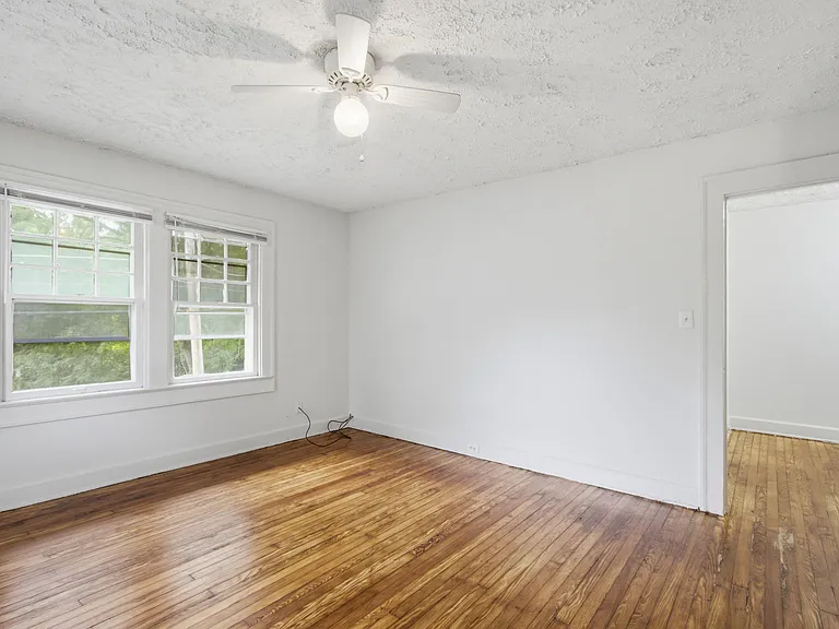 825 E 36th St — Photo 37