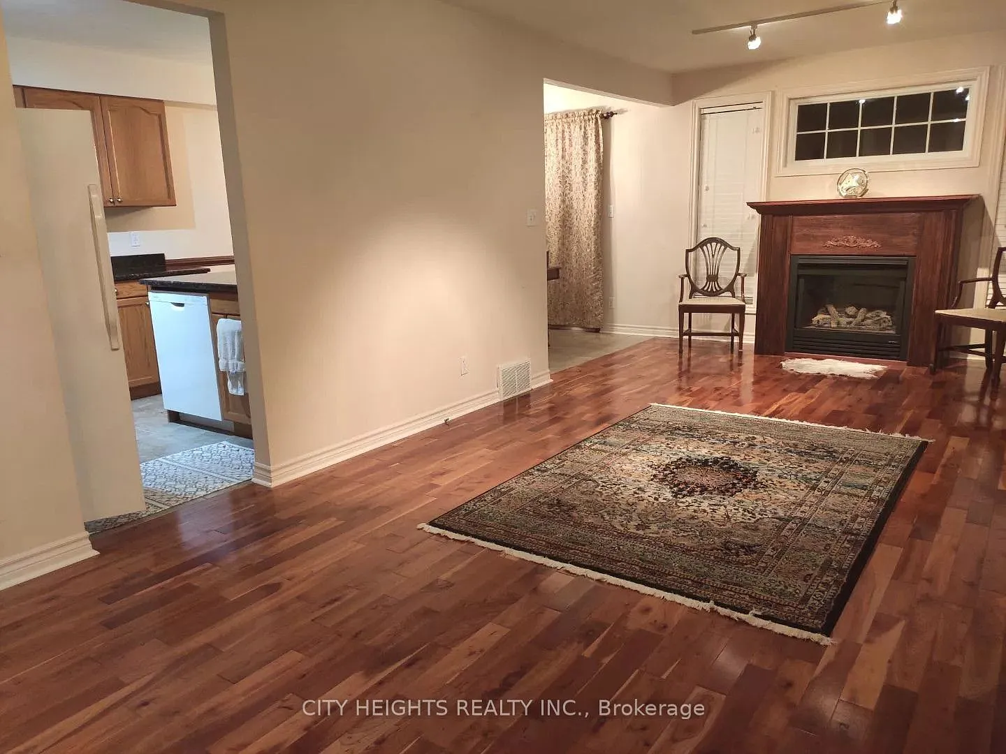 3 bed, $2,400 — Photo 4