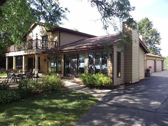 3rd image of 204 Lac La Belle Dr