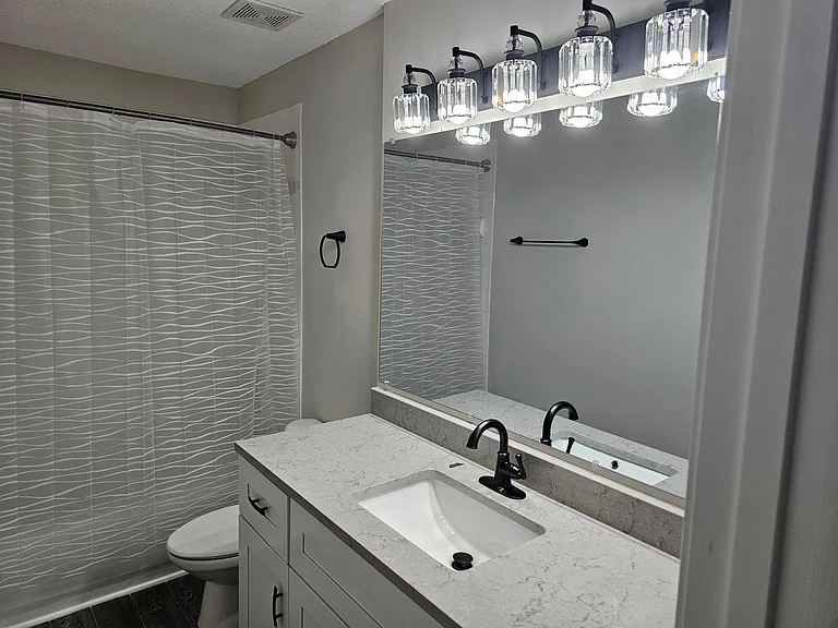 Upstairs bathroom - tub/shower combo
