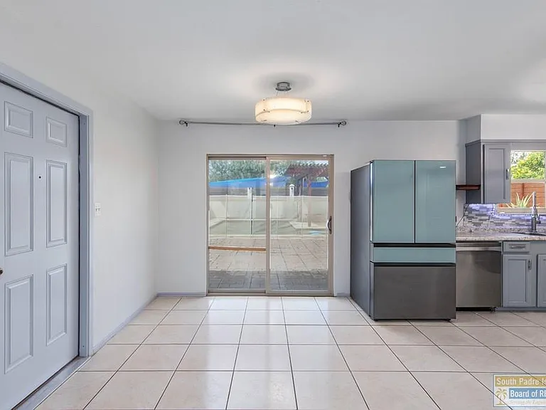 221 E Adams St — Photo 2