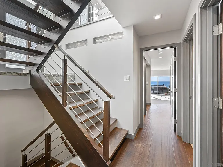 2372 Oxford Ave — Photo 5