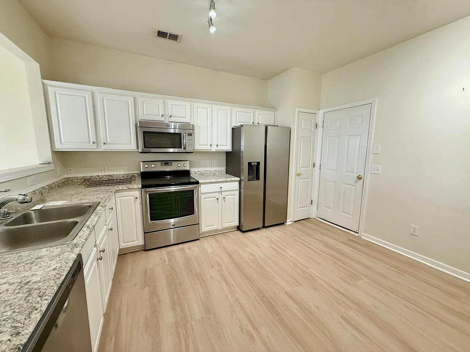 3 bed, 2.5 bath, 1776 sqft, $2,200 — Photo 4