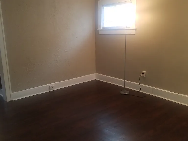 922 11th St NE — Photo 3