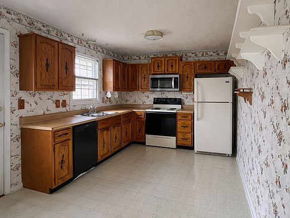 3rd image of 8825 Darkwood Dr