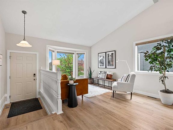 3rd image of 19 E Macewan Meadow Cres NW