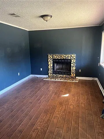 5 bed, 2.0 bath, 2347 sqft, $2,000 — Photo 2