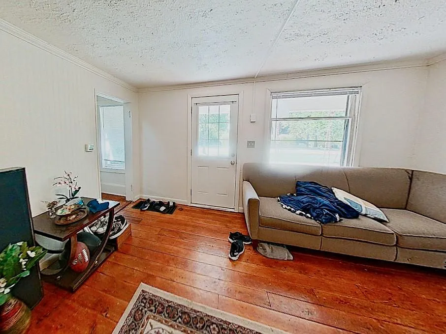 4 bed, 1747 sqft, $2,640 — Photo 2