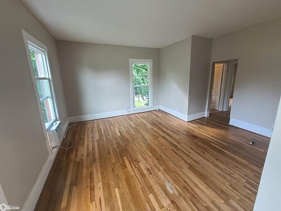 3rd image of 307 E Briggs Ave