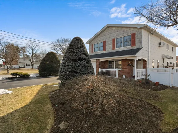 94 Amsterdam Avenue, West Babylon, NY 11704