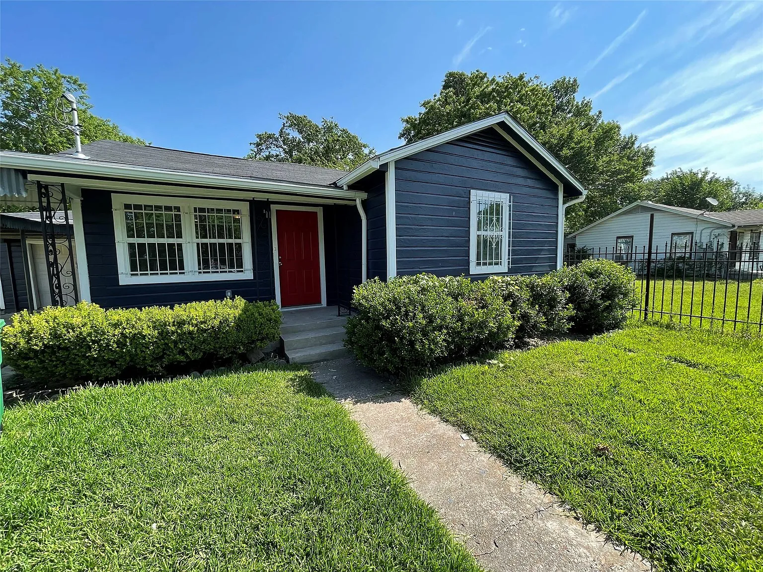 3 bed, 2.0 bath, 1391 sqft, $1,945 — Photo 1
