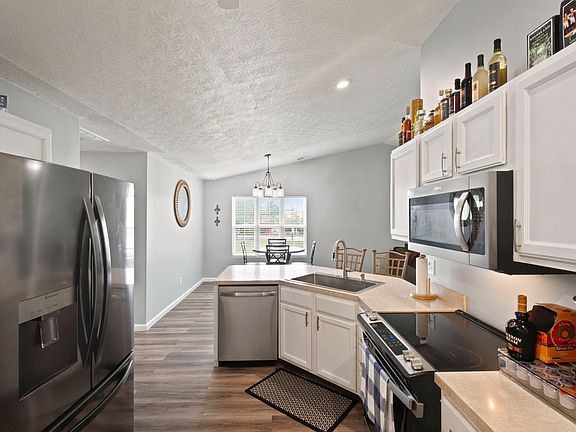5th image of 215 Charleston Ct