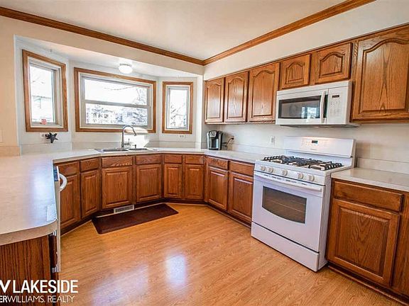 4th image of 21451 Carlton Dr