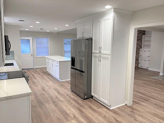 3rd image of 423 Willow Vista Dr