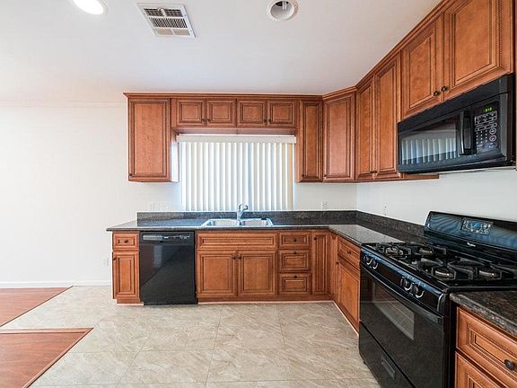 4th image of 1157 N Alexandria Ave