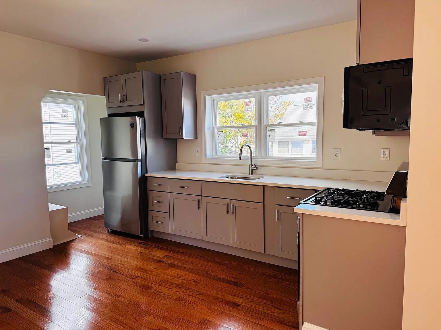 5 bed, 1300 sqft, $4,100 — Photo 3