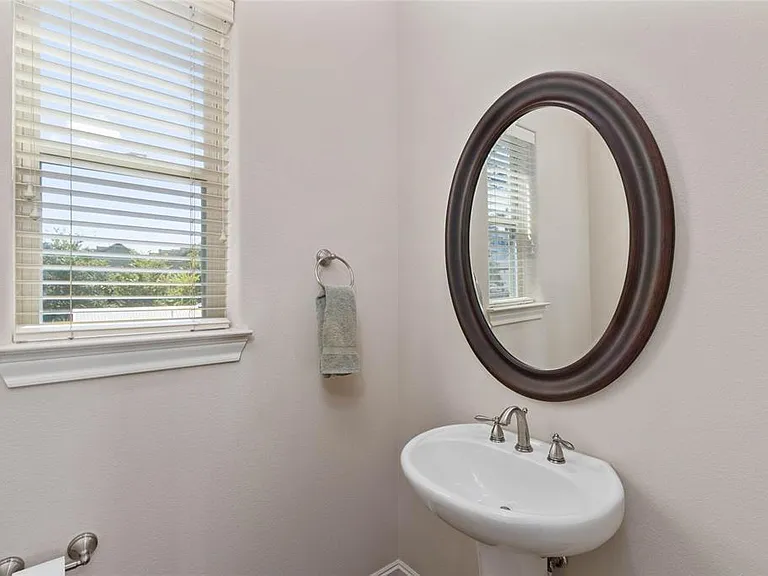 1131 W 21st St — Photo 17