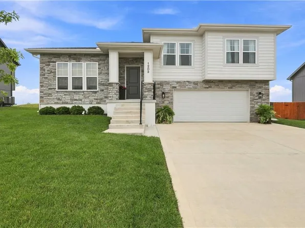 1203 NW 3rd St, Oak Grove, MO 64075