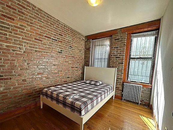 5th image of 424 E 13th St APT 5