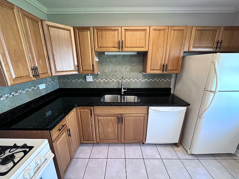 85 Royal Pkwy W — Photo 12