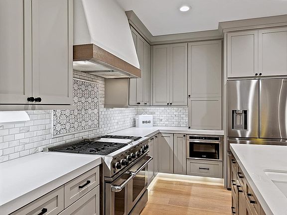 3rd image of 7539 Delfina