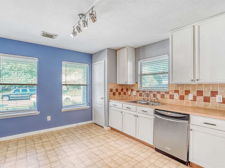 19039 Remington Park Dr — Photo 6