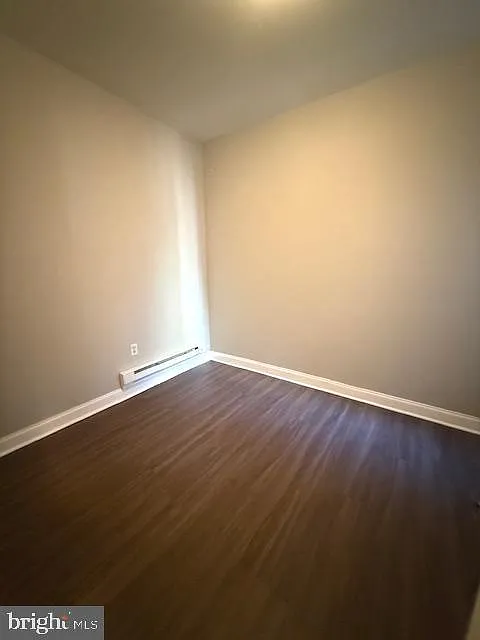 3 bed, 1.0 bath, 2760 sqft, $1,400 — Photo 4
