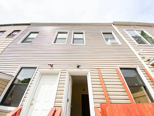 Rented by RealTegrity NY LLC | media 32