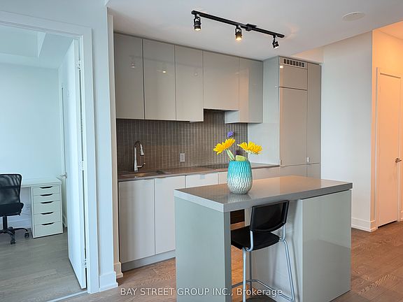 4th image of 7 Grenville St #4501