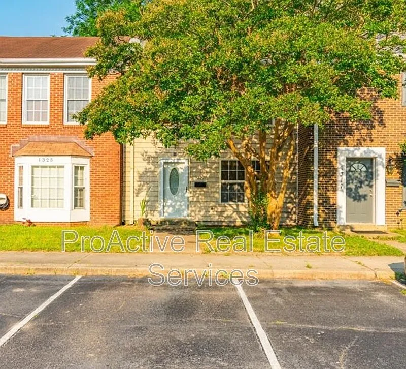 3 bed, 1.5 bath, 1300 sqft, $1,900 — Photo 1