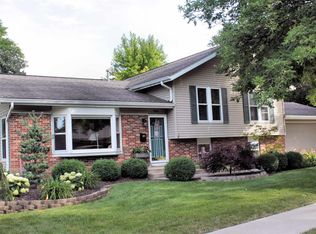 553 Scenic Dr, Clinton, IA 52732