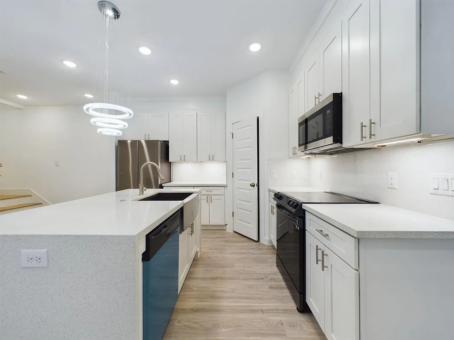 3 bed, 2.5 bath, 1425 sqft, $2,000 — Photo 4